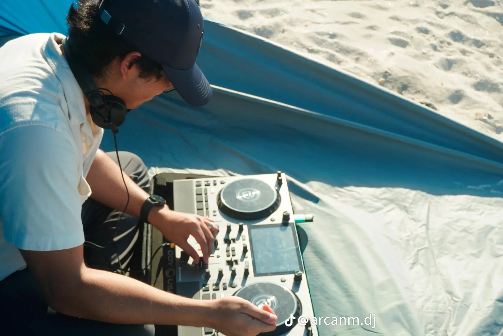 ARCANM mezclando con la Mixstream Pro Go durante una sesion en la playa