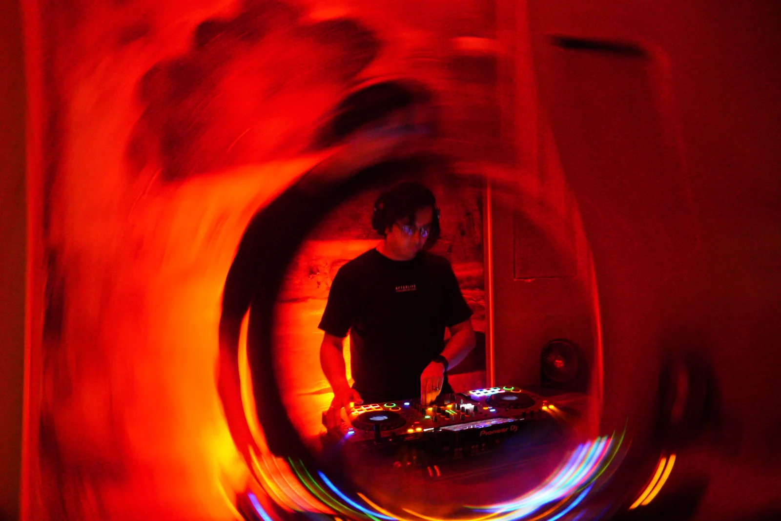 ARCANM mezclando bajo luces rojas en El Gato, Merida
